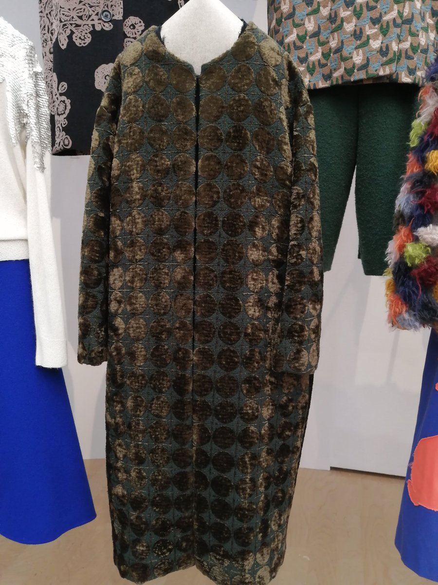 お洋服の森では皆口々にあれが欲しいこれが着たいと楽しそうで幸せな展示だった。一着貰えるならこのコート欲しい