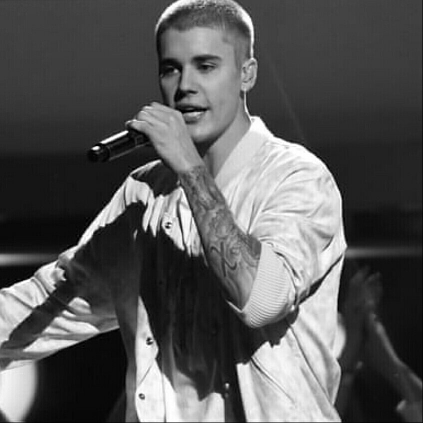 amirastinnn's tweet photo. Anyway...

I'm voting for Justin Bieber for Artist Of The Year at the #AMAs https://t.co/jOmlyXEz4R