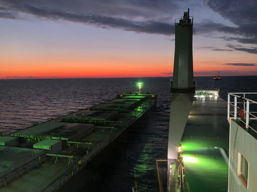 CaptAlpha's tweet image. Швартовка двух сухогрузов в открытом море