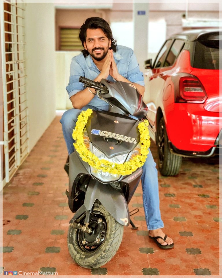 CMattum's tweet photo. #actor #Kavin and his 🛵
@Kavin_m_0431 #kavinanna
#kavinfans #kavinforever
#kavinfanpage #kavinfansclub #kavinarmy #kavinlove #kavinbloods #actorkavin
#kavinsister #westandforkavin
#tamilcinemamattum https://t.co/Ngv34GXsnZ