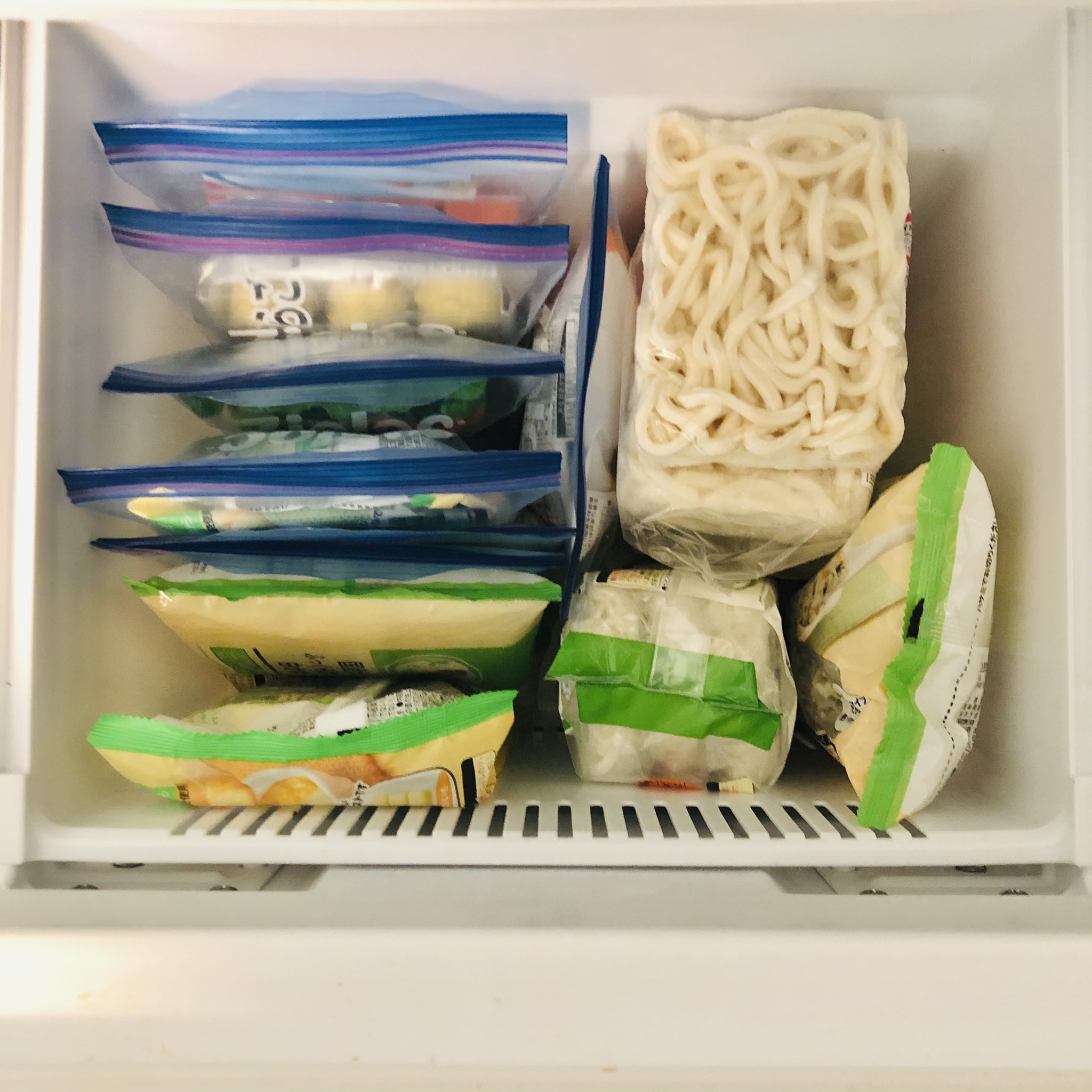 はぷち 整理収納の勉強中 離乳食の冷凍食品が増えて 冷凍庫の中がカオスな状態になってたから 収納を見直したよー ジップロックで縦置き収納 これで必要な食材だけサッと取り出せる 離乳食以外の冷凍食品は上のトレーに移動したよ 離乳食