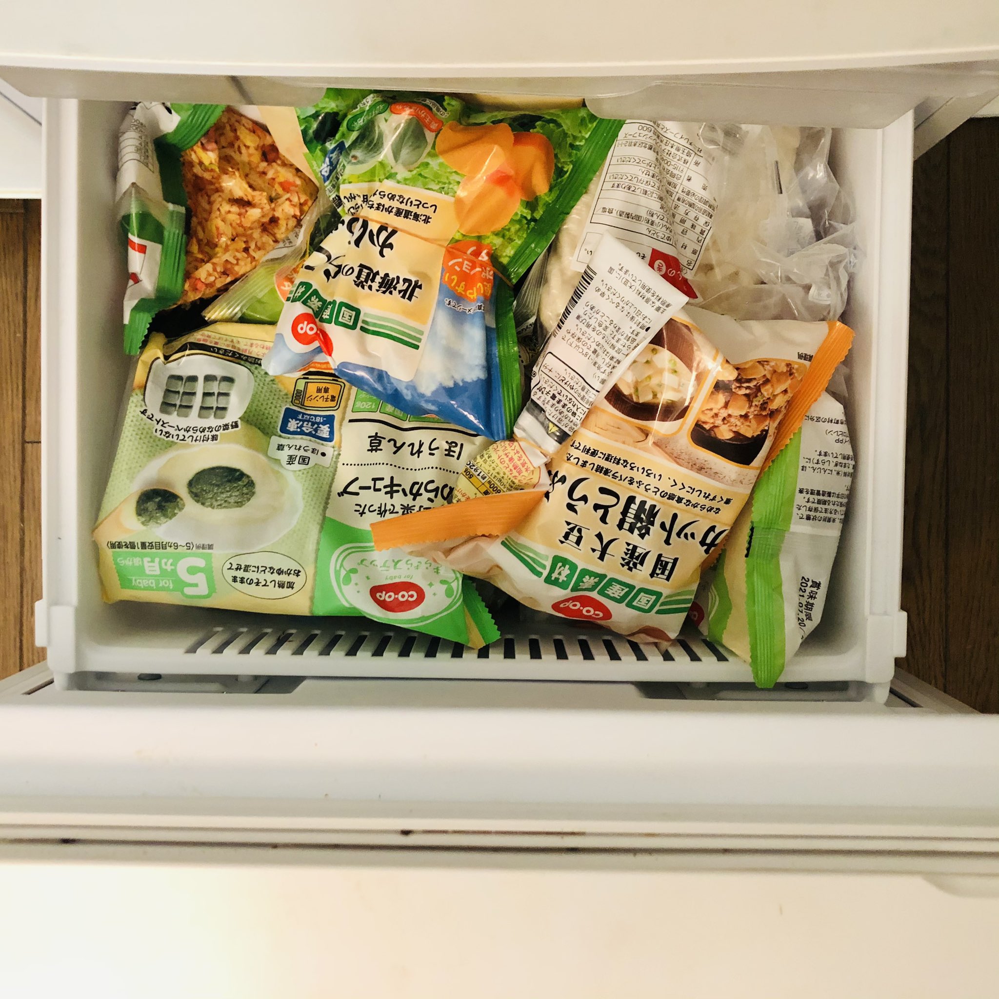 はぷち 整理収納の勉強中 離乳食の冷凍食品が増えて 冷凍庫の中がカオスな状態になってたから 収納を見直したよー ジップロックで縦置き収納 これで必要な食材だけサッと取り出せる 離乳食以外の冷凍食品は上のトレーに移動したよ 離乳食