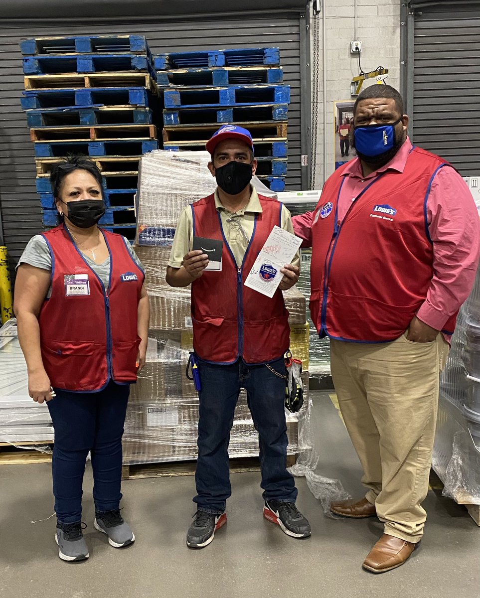stroud__p's tweet photo. Today Randolph was awarded for his courageous acts in aiding a fellow associate in need.  

While grabbing an ICB, an associate at the location had a seizure collapsing to the ground Randolph was there to assist first.  Thanks Randolph for your support.  @BillKelt @JoeMcFarland_ https://t.co/hY1vwoUYZr