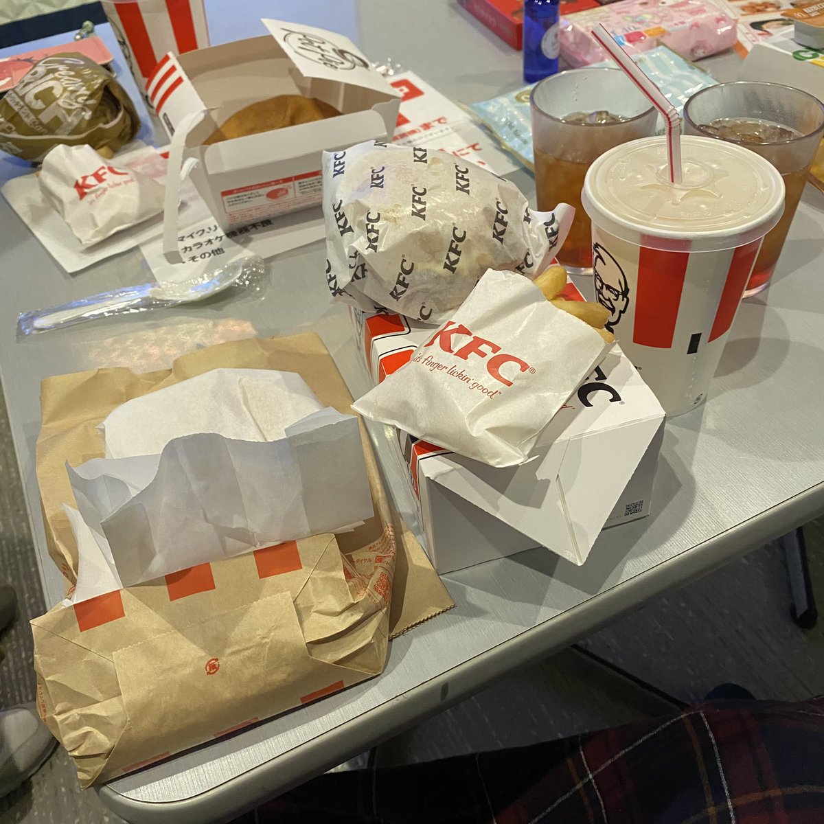 sakura_lovegoe's tweet photo. 今日は今週末にあるCCのチケット渡し会&決起集会!
ジャンカラでランチ&カラオケ!!
チケットももらったし、さぁ!歌うぞ!🎤
#ジャンカラ天神店
#ランチ
#カラオケ
#11月8日
#CC52
#CC53
#お昼はケンチキ https://t.co/wmEpWq9qj8