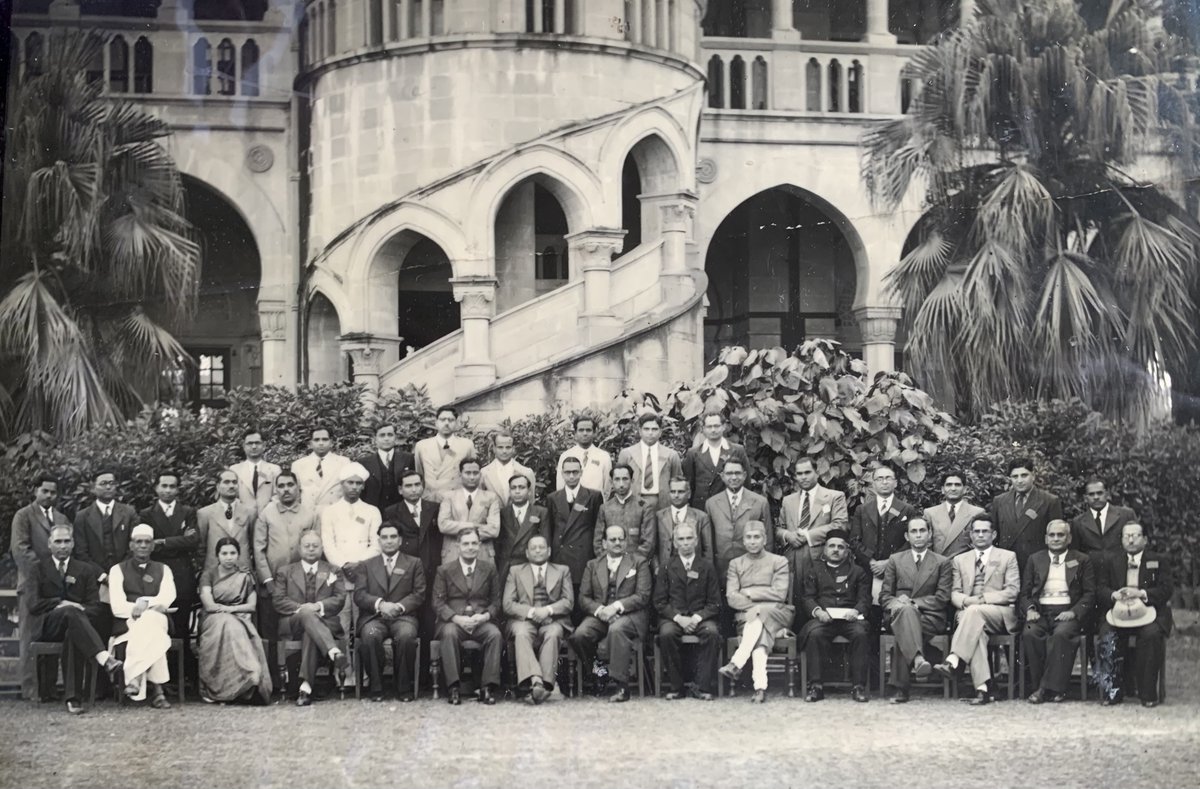 Thread. Here is the picture of the Indian Botanical Society meeting 1946 meeting held at Allahabad. There are many stalwarts in this picture. I want to bring some of my observations from this picture. Of course, related to  #diatoms  #algae  #WomeninScience (picture from ARI)