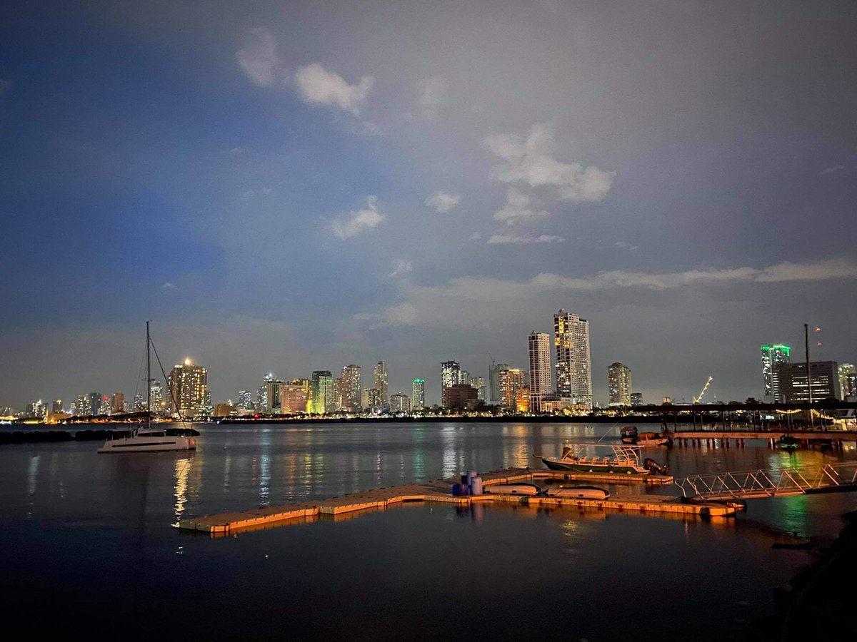 GusDiamante's tweet photo. #manilabay⚡🌒 @night #bagyongrolly #TyphoonGoni #cnnphi #gmanewstv https://t.co/1LMCYD0XCm