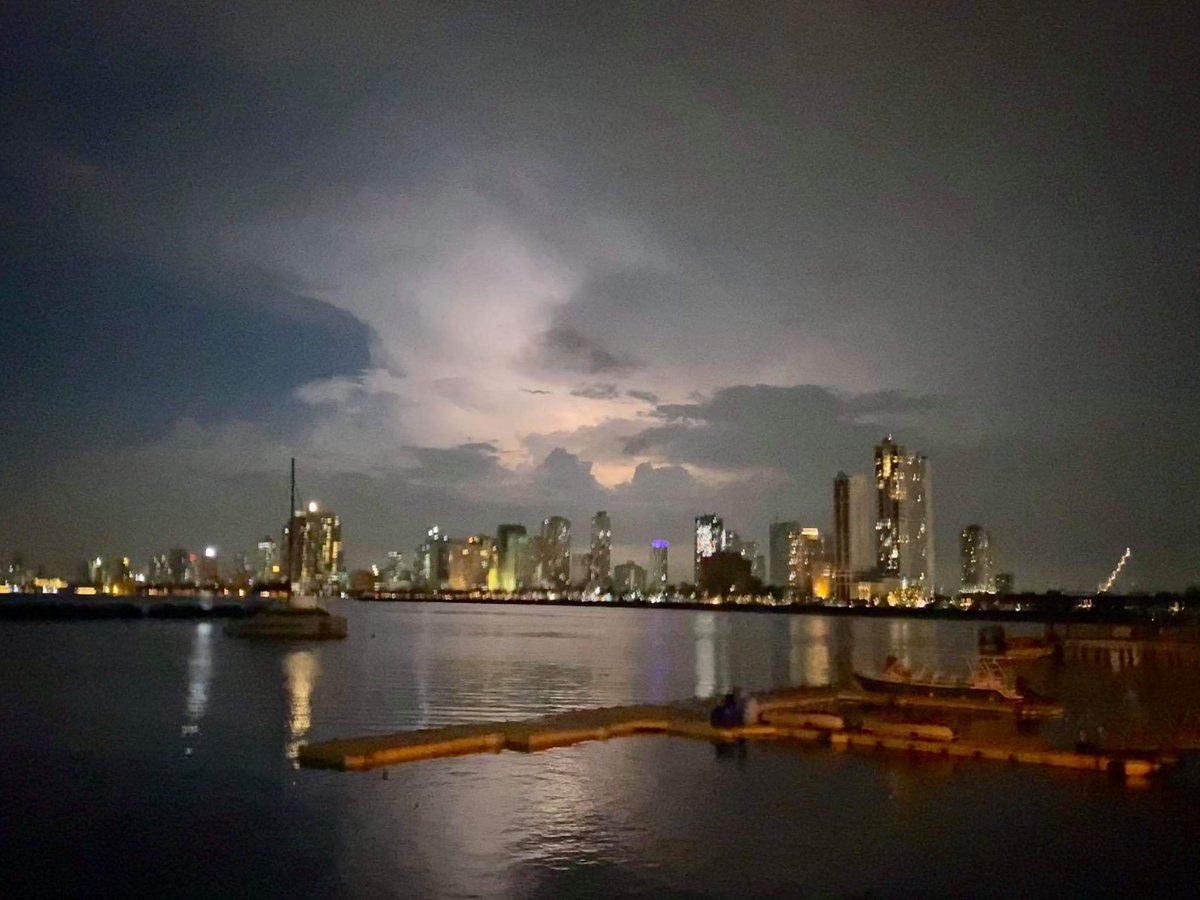 GusDiamante's tweet photo. #manilabay⚡🌒 @night #bagyongrolly #TyphoonGoni #cnnphi #gmanewstv https://t.co/1LMCYD0XCm