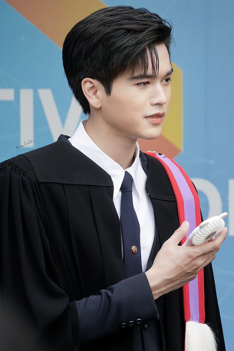 BeawLaliT's tweet photo. บางทีก็อยากให้พี่เค้าเบาๆลงหน่อย เรื่องความหล่ออ่ะ
#มาร์คมีน
#MarkMeanGraduationDay #มาร์คเป็นลูกชิ้น https://t.co/LzBp1719e0