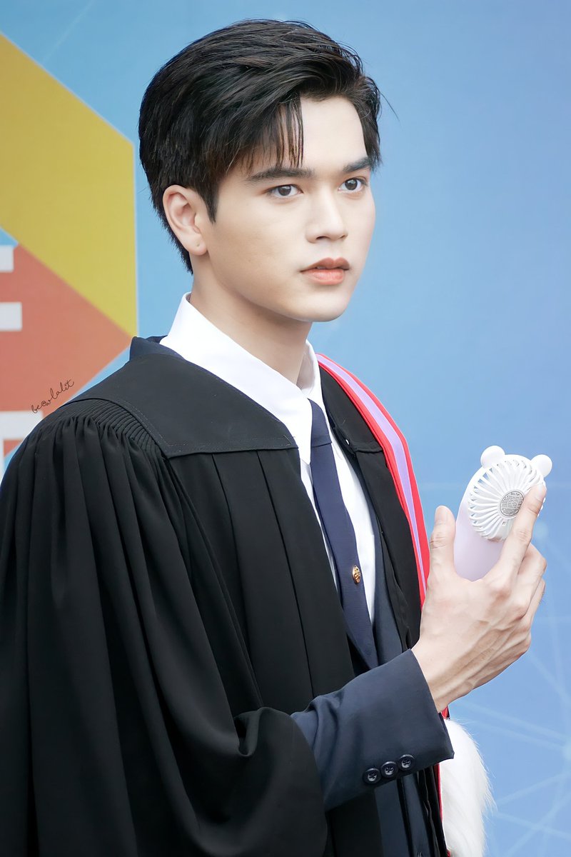 BeawLaliT's tweet photo. บางทีก็อยากให้พี่เค้าเบาๆลงหน่อย เรื่องความหล่ออ่ะ
#มาร์คมีน
#MarkMeanGraduationDay #มาร์คเป็นลูกชิ้น https://t.co/LzBp1719e0