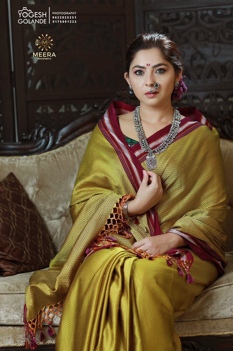 meSonalee's tweet image. 🌼खरं खुरं खण 🌼

खण आणि खणाची साडी ट्रेंड मध्ये आहे. 
पण तुमच्या पैकी कोणाला खण विणतात
त्या डिझाईनचं #weavedesign चं नाव माहितीये ? 

हो.... खणाचे वेगवेगळे डिझाईन आहेत 
आणि त्याला नावं पण आहेत. 

तर ही डिझाईन आहे नवलपरी  #Navalpari 

#sonaleekulkarni #sareelove