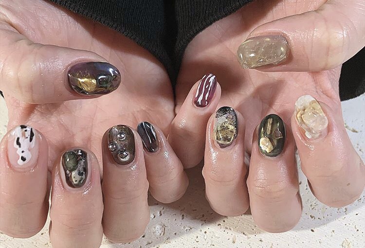 NailLiber's tweet photo. ドライフルーツとチョコレートソースのアイスケーキパラダイス💅🍭🧁🍫🥭#おまかせネイル #ドライフルーツ #アイスケーキ #ジェルネイル #個性派専門店 #ネイル作品 #男性ネイリスト https://t.co/w3askCnYiL