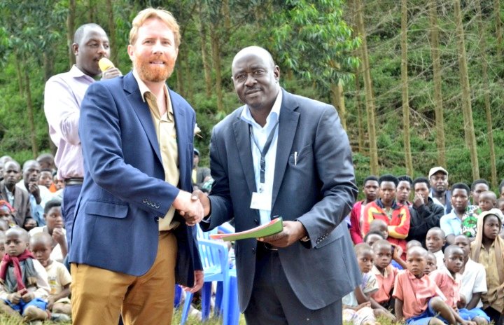 IFDCUganda's tweet photo. Congratulations to our very own David Slane, on his Award as @IFDCnews' Outstanding Internationally Posted Staff Member! He has led REACH, CATALIST &amp; PNSP Projects in #Uganda, &amp; has assisted more than 240,000 household members to double their agricultural activity. @NLinUganda https://t.co/6DP5dud49Q