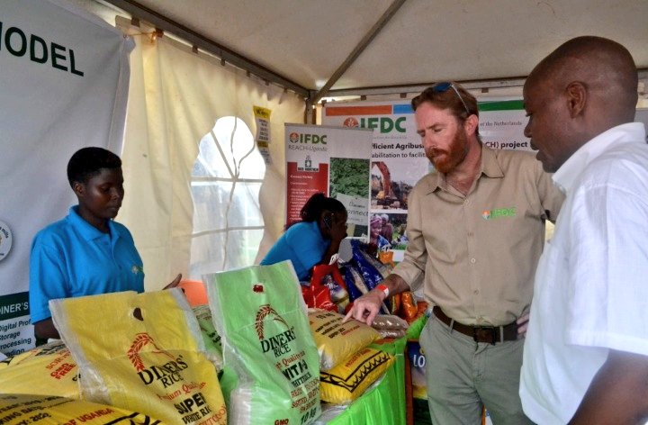 IFDCUganda's tweet photo. Congratulations to our very own David Slane, on his Award as @IFDCnews' Outstanding Internationally Posted Staff Member! He has led REACH, CATALIST &amp; PNSP Projects in #Uganda, &amp; has assisted more than 240,000 household members to double their agricultural activity. @NLinUganda https://t.co/6DP5dud49Q
