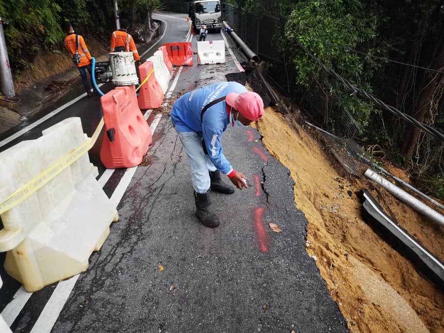 jkrmanjung's tweet photo. LAPORAN KEJADIAN JALAN REBAK DI A207 JALAN PEKAN PANGKOR - PASIR BOGAK - TELUK DALAM KM 5.00, DAERAH MANJUNG, PERAK.
@JKRPERAK
@ramend77
Diharap Pengguna jalan raya berhati-hati.. https://t.co/VnZN2GJtTp
