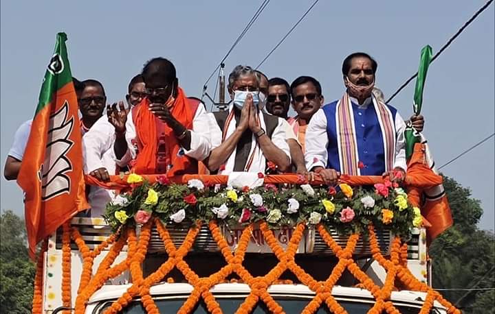 airnews_patna's tweet image. #Bihar_Assembly_Elections_2020 बिहार में तीसरे चरण के चुनाव का प्रचार अंतिम चरण में है । सभी दल के नेता धुआंधार जन सभाएं, रोड शो और चुनावी रैलियां कर रहे हैं । #Third_Phase #सात_नवंबर को 78 विधान सभा क्षेत्रों में मतदान । दरभंगा में रोड शो करते भाजपा के वरिष्ठ नेता @SushilModi ।