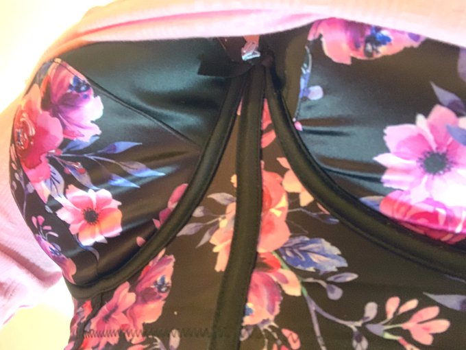 Today&rsquo;s outfit, pink sweater, thong and leggings which are rather see through in direct light 😳 https://t<a href="/tag/sissy4daddy"class="tags"><span>#sissy4daddy</span></a><a href="/tag/sissybang"class="tags"><span>#sissybang</span></a><a href="/tag/sissywifey"class="tags"><span>#sissywifey</span></a>