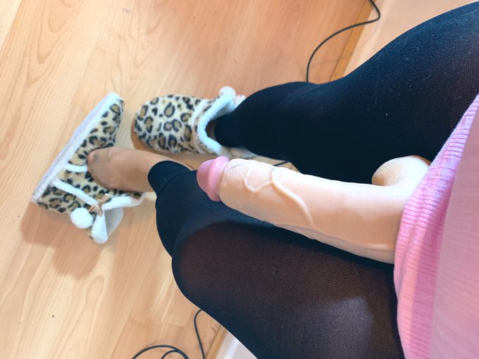 Today&rsquo;s outfit, pink sweater, thong and leggings which are rather see through in direct light 😳 https://t<a href="/tag/sissy4daddy"class="tags"><span>#sissy4daddy</span></a><a href="/tag/sissybang"class="tags"><span>#sissybang</span></a><a href="/tag/sissywifey"class="tags"><span>#sissywifey</span></a>