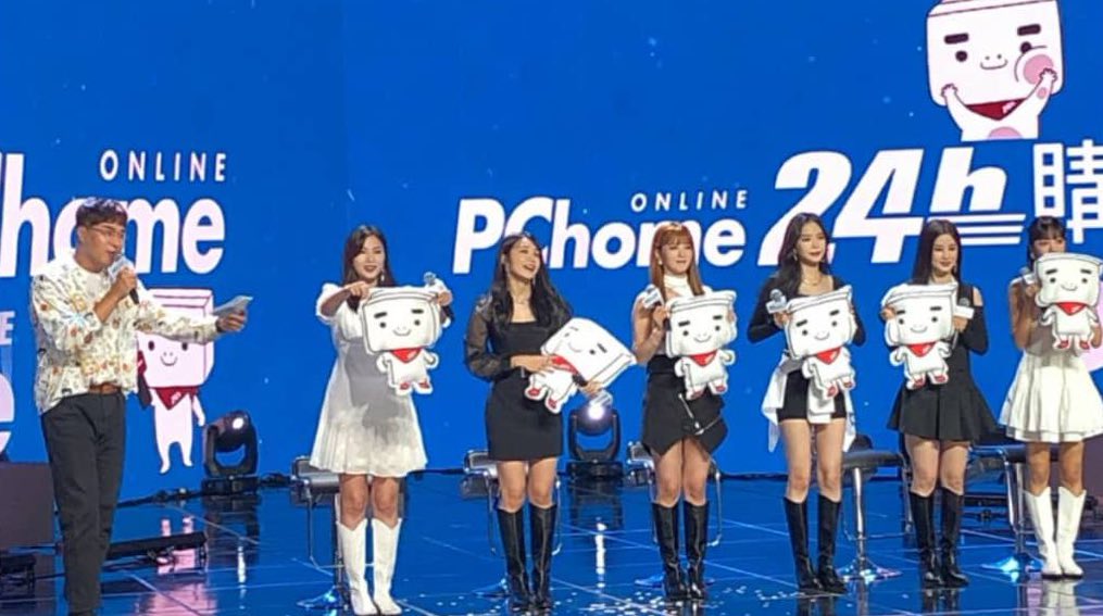 apinkxcho's tweet photo. where did we see apink after the comeback promotion?
1. tiktok stage
2. 1thek tour - a country region selects apink to do a tour (barely ot6 interactions)
3. unknown fanmeeting - until now nobody knows about this
4. hayoung’s vlog
@PlayM_Official DIDNT EVEN SWEAT https://t.co/6DGdICd864