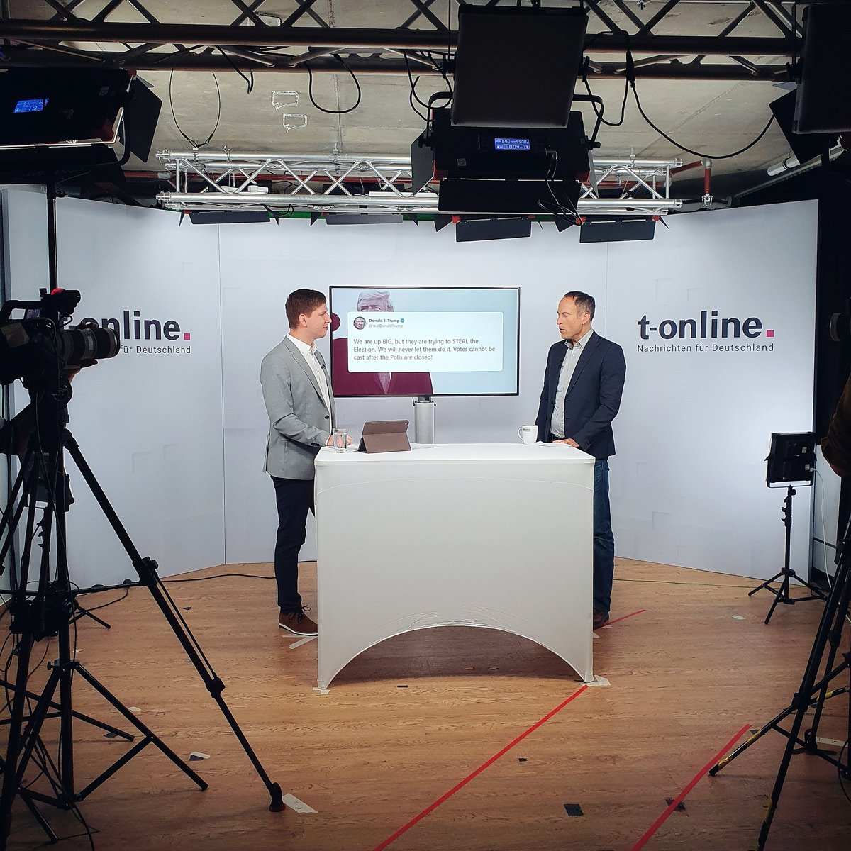 tonline's tweet photo. Wir sind live: @FAHarms und @SvenBoell ordnen die #USWahl ein, gleich haben wir @ABaerbock, @n_roettgen, @NowaboFM, @c_lindner, @_FriedrichMerz,... zu Gast. Hier einschalten und zuschauen: https://t.co/F26hG8XcXe https://t.co/rGjswUZF9a
