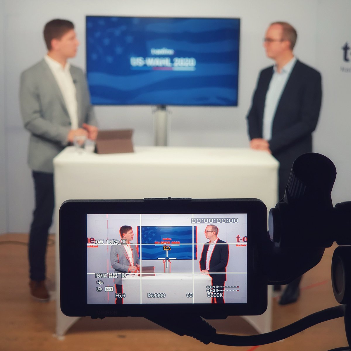 tonline's tweet photo. Wir sind live: @FAHarms und @SvenBoell ordnen die #USWahl ein, gleich haben wir @ABaerbock, @n_roettgen, @NowaboFM, @c_lindner, @_FriedrichMerz,... zu Gast. Hier einschalten und zuschauen: https://t.co/F26hG8XcXe https://t.co/rGjswUZF9a