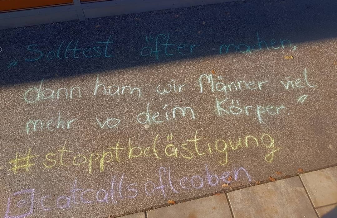 catcallsofleob1's tweet image. Bei Kommentaren zu Outfits gibt es halt auch fundamentale Unterschiede zwischen Kompliment und Belästigung.

Siehe folgender Post:

instagram.com/p/CHAOGNznYn0/…

#stopptbelästigung #leoben