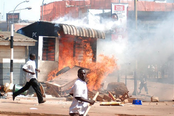 OscarRomeoUG's tweet photo. We are not surprised by the rowdy behaviors of Robert Kyagulanyi supporters on the second day of nomination but credit to our Uganda Police, Army and other agencies for calming them to order.Why burnt a police? President Museveni has a huge support.
#StopHooliganism https://t.co/dG7QylnHUX