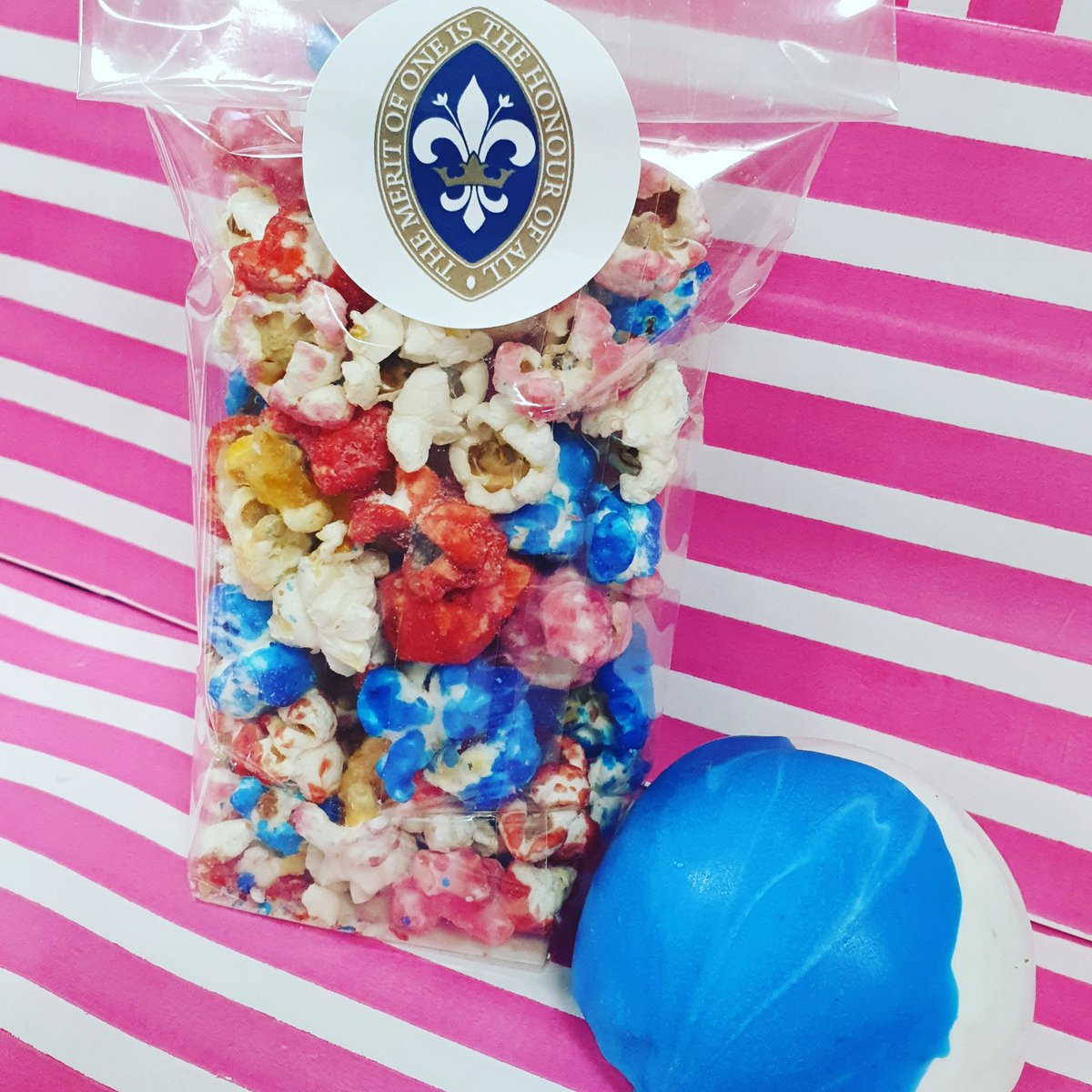 penguinfreek's tweet photo. A little treat for the girls visiting us today. Rainbow Popcorn and Chocolate and Salted Caramel Cake Bites. @HeathfieldAscot @alisonryan2018 @Thomas_Franks_ https://t.co/q9JCiIeZzz