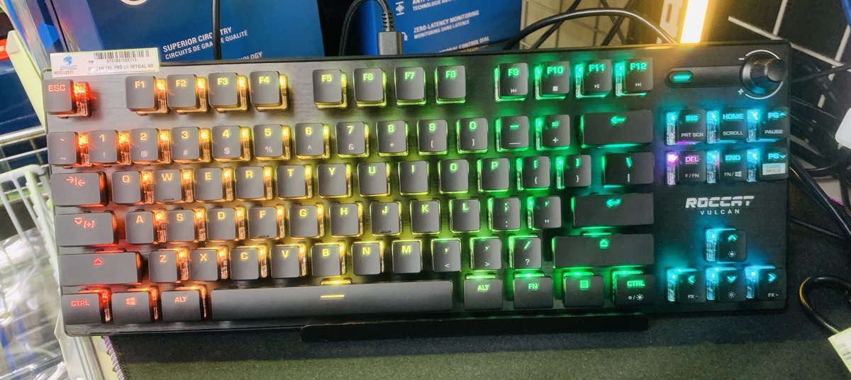 ツクモパソコン本店 En Twitter 本店1f 先日登場の新製品 Roccat製 Roccat Vulcan Tkl Pro Optical Red Roc 12 571 英語配列 テンキーレスキーボード 新開発無接点光学式スイッチ Titan オプティカル赤軸スイッチ 採用 打鍵回数１億回という超長