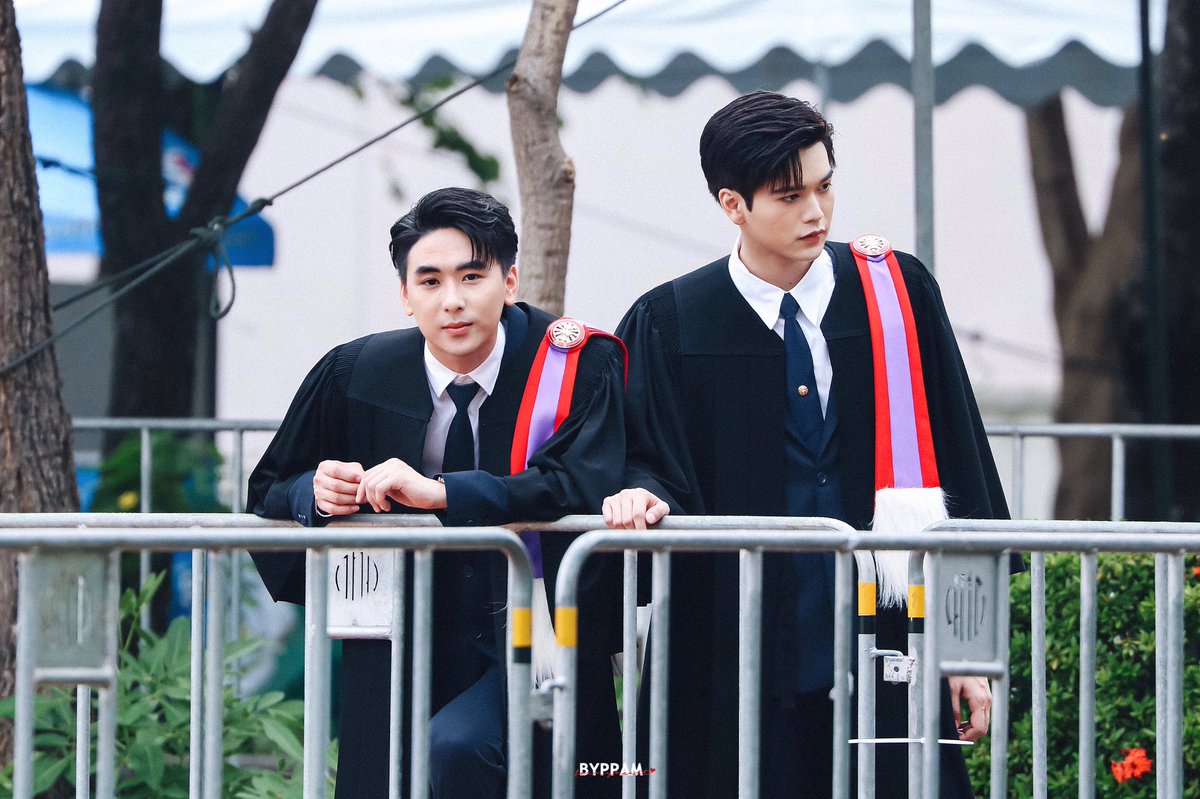 byppam's tweet photo. แอบมองอยู่ไกลๆ💖
#มาร์คมีน #markmean
#MarkMeanGraduationDay https://t.co/2TsdLRPCkH