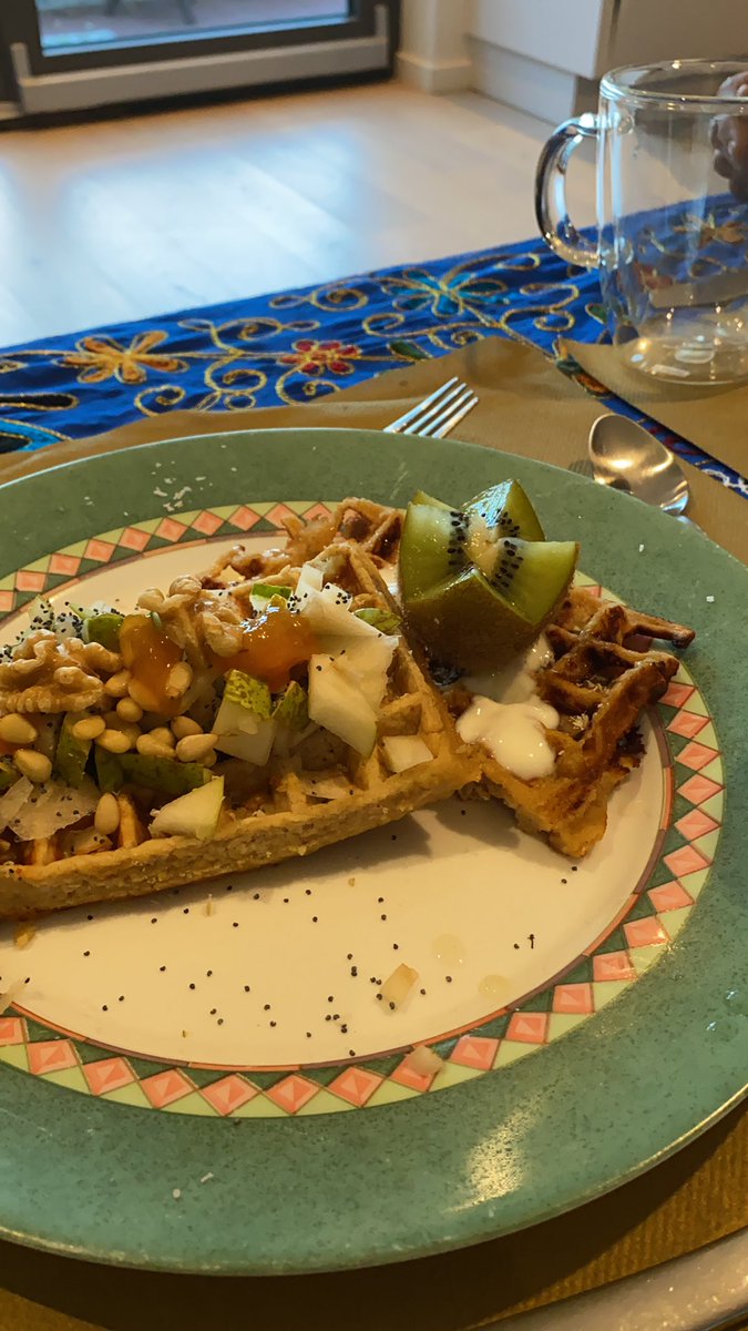 BreakfastShe's tweet photo. Breakfast waffles, she did it again 🥰 #kiwi #greekyogurt #waffles #pear #lineseed #wallnut #breakfast #breakfastpro #foodie #bestgirlfriendever #lovetothestomach https://t.co/ErjDHJFtbi