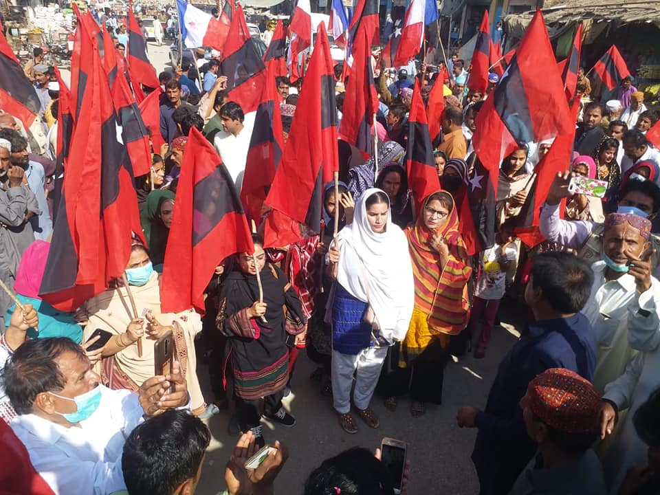 QATPakistan's tweet photo. سندھ کی زمينوں اور جزيروں کا ايک ايک انچ اور وسائل کا ايک ايک ذره, بوند سندھ کے عوام کی ملکيت ہیں. پليجو

اياز لطيف پليجو کی قيادت ميں سندھ کے حقوق کے ليے کندھ کوٹ سے کراچی تک قومی عوامی تحرک کا  ايک ہزار سے زائد کلوميٹرز کا طويل بيداری مارچ شروع 
#BedariMarch @AyazLatifPalijo https://t.co/iFlRIvNuXA