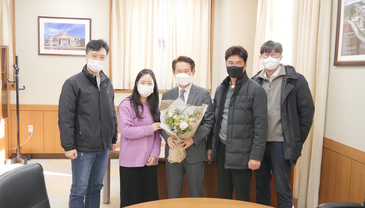 g_future_campus's tweet image. #경기도평생교육진흥원
#한선재원장님 의 #퇴임 을 맞이해서 퇴임식 대신
부서별로 간단히 인사를 나누는 시간을 가졌어요🤝
원장님의 새로운 출발을 응원합니다🙌🏻💐

#경기미래교육캠퍼스 #영어마을 #경기미래교육파주캠퍼스 #파주영어마을 #경기영어마을