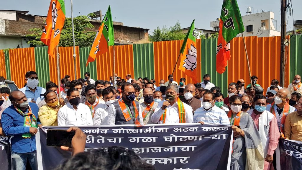 RamdasTadasMP's tweet photo. लोकशाहीची गळचेपी करणारी घटना आज राज्यात घडली आहे.
नागपूर येथे महाराष्ट्र भाजपा प्रदेशाध्यक्ष श्री चंद्रकांत दादा पाटील यांच्या उपस्थितीत महाविकास आघाडी सरकारविरुद्ध तीव्र निषेध आंदोलन.
@ChDadaPatil
@AshokNeteMP @cbawankule @MPvikasmahatme @BJP4Maharashtra

#EmergencyInMaharashtra https://t.co/ucXbX1hlN5