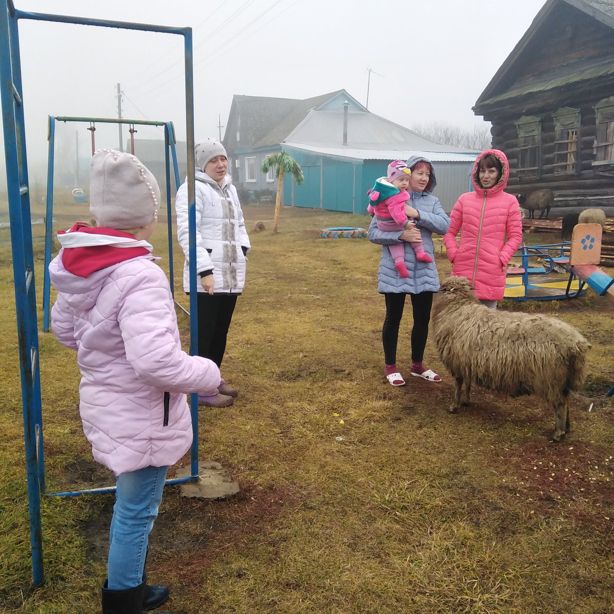 #4ноября #мывместе Сегодня оживленно и весело на улице Культурной. Активные родители начали строительство детской зимней горки.