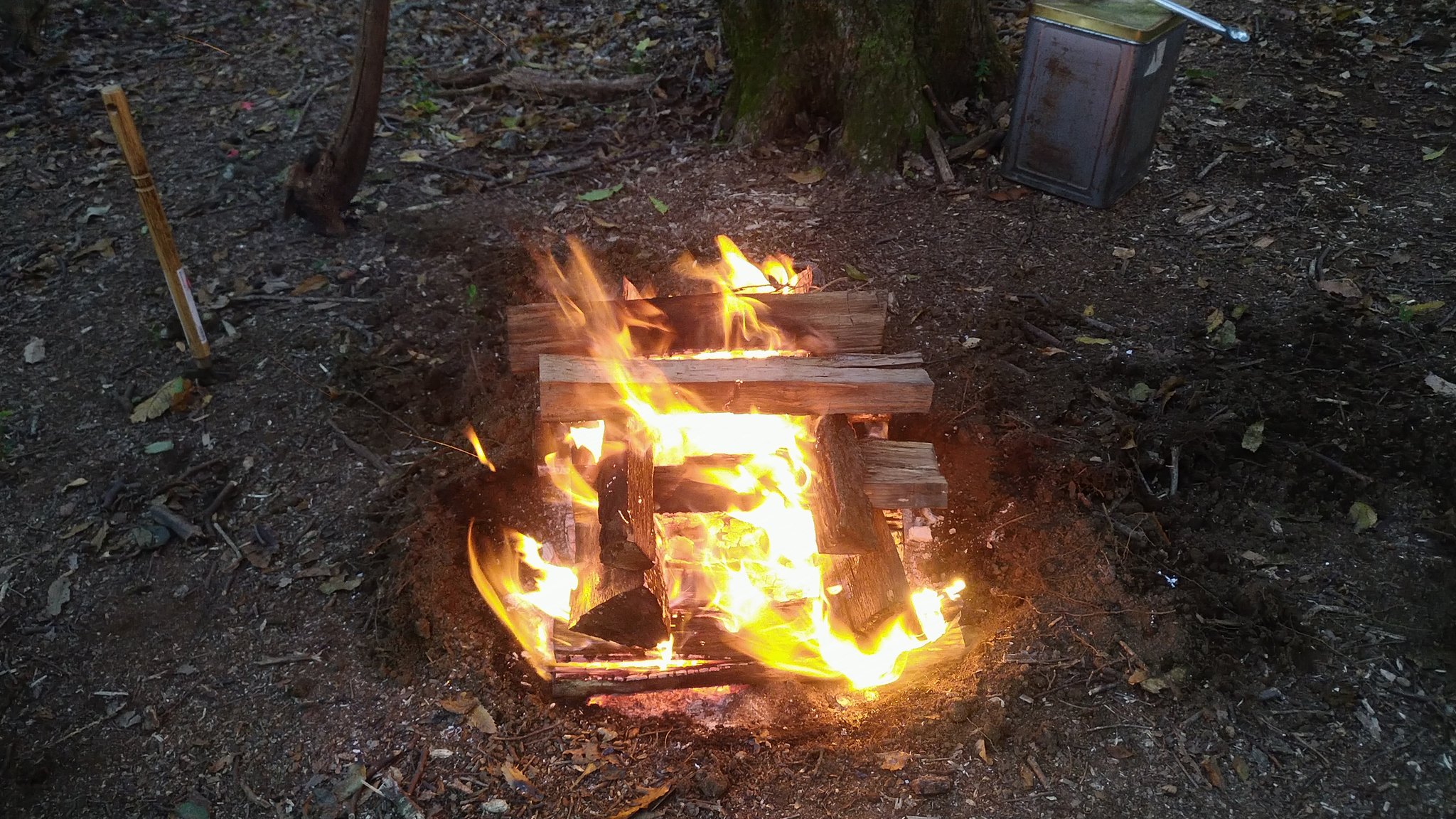 紅緋炎 焚き火初心者は薪を井桁に組むべきじゃ無い 炎が大きくなり過ぎてコントロールてきないからだ こう言う事をアウトドア雑誌は注意喚起するべきだね