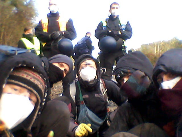 DrMWilk's tweet photo. #castor2020  #CastorStoppen 
Die Gleisbesetzer*innen:      
 "1,5 Stunden hier und dir Blockade ist immer noch stabil." 
Die Mahnwache sendet herzliche Grüße. https://t.co/YiFOgMo4z1