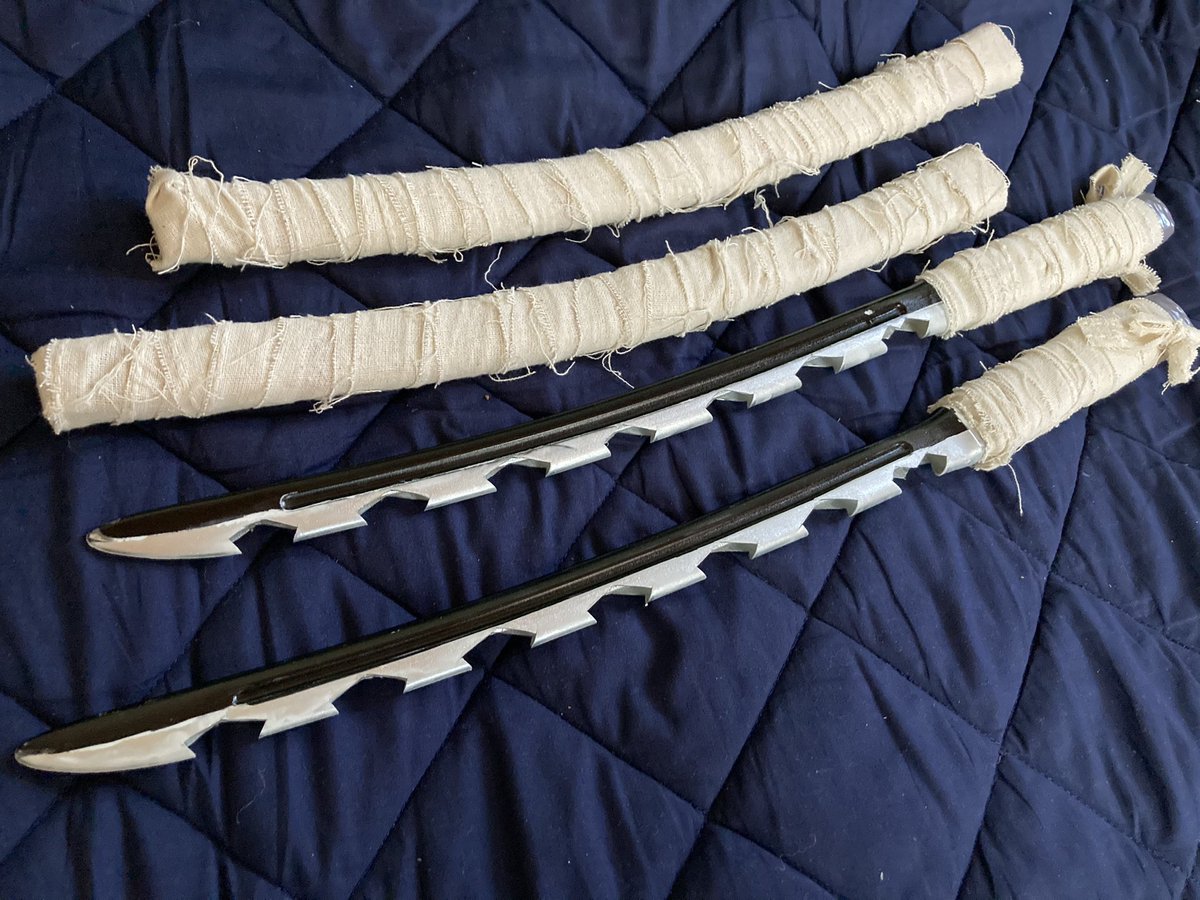 黒猫まんま Lineスタンプ販売中 ダイソーのおもちゃの忍者刀が品切れ続出してる セリアでなんとか見つけた2本で日輪刀作りました 息子大喜び 材料はすべて100均で購入 鬼滅 鬼滅の刃 日輪刀 セリア 100均 忍者刀 伊之助 Demonslayer Diy 獣