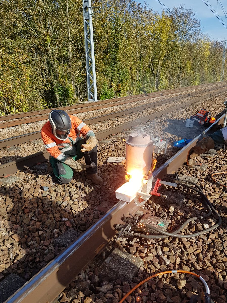 L_Espinasse's tweet photo. Cette semaine, les soudeurs de l'#IFPSE réparent une vingtaine de microfissures dans le rail par le procédé #HWR à proximité de Laroche-Migennes. Objectif : intervenir suffisamment tôt pour ne remplacer que la partie haute du #rail, et viser la performance économique @SNCFReseau https://t.co/nK3HhLQ8lL