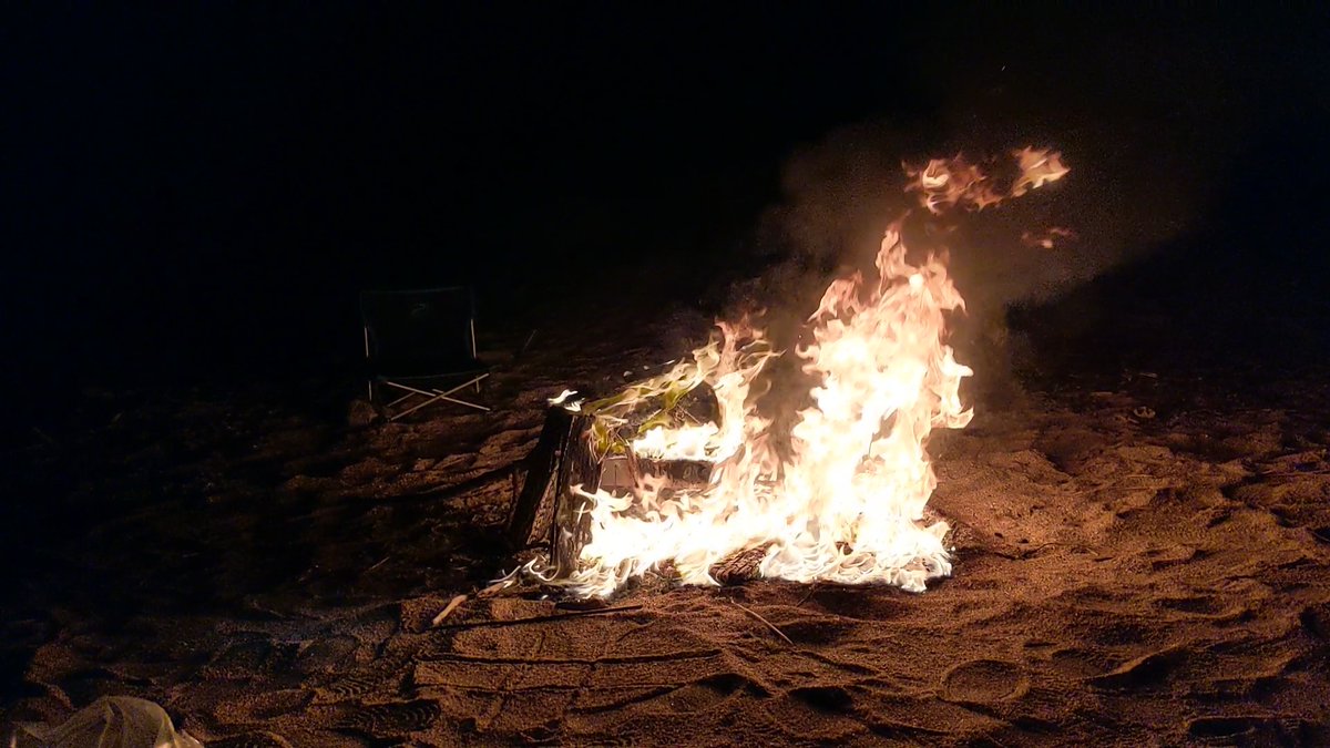 紅緋炎 焚き火初心者は薪を井桁に組むべきじゃ無い 炎が大きくなり過ぎてコントロールてきないからだ こう言う事をアウトドア雑誌は注意喚起するべきだね