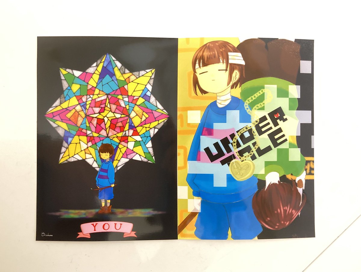 ちよくまさん@Chiyokuma_ のネップリお迎えしました〜！
幼さが残る表情が…😊ステンドグラスの光も床に写ってて綺麗です☺️