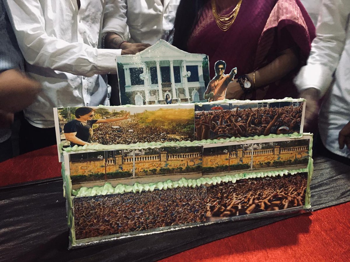 SRKUniverse's tweet photo. Paired with an awesome cake of Mannat, FANs from Burdwan had a great event with cake cutting, quizzes, singing, dancing and felicitations of eminent personalities of the city! 🙌🏼💗🎂😍

#HappyBirthdaySRK https://t.co/KBxgQ4jvig