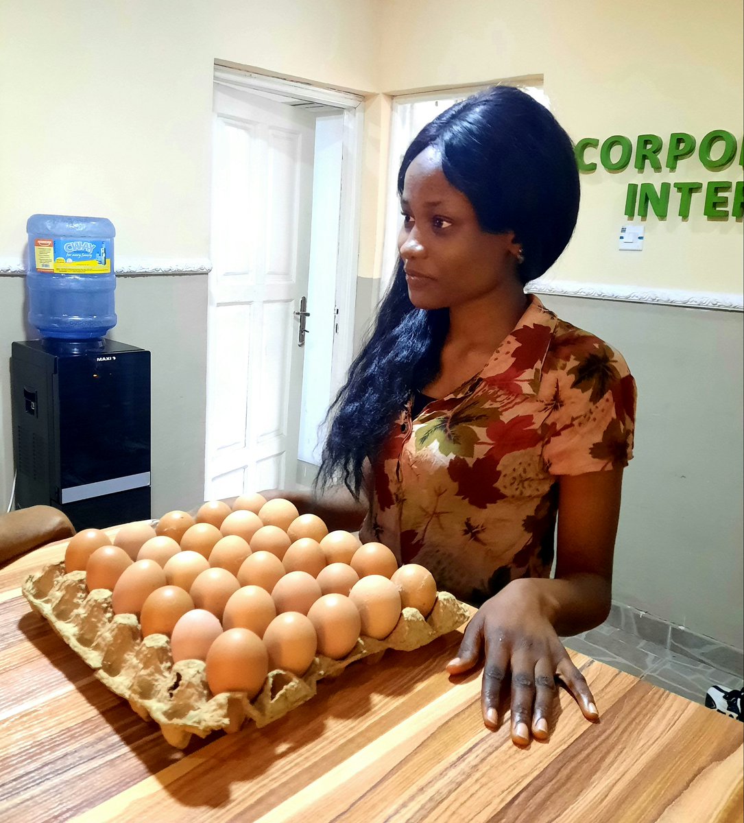 CorpFarmers_int's tweet photo. That  soft 😃 smile when you just picked up your "Giveaway" for participating on @agribus_weekend show quiz. With a special Shout/ Out to #JsixFarms Limited, an Intergrated commercial Farm in Cash crop 🌴🚜 &amp; Poultry 🐓 production for always supporting. #WednesdayThanks cc: @FAO https://t.co/rCju0EOLut
