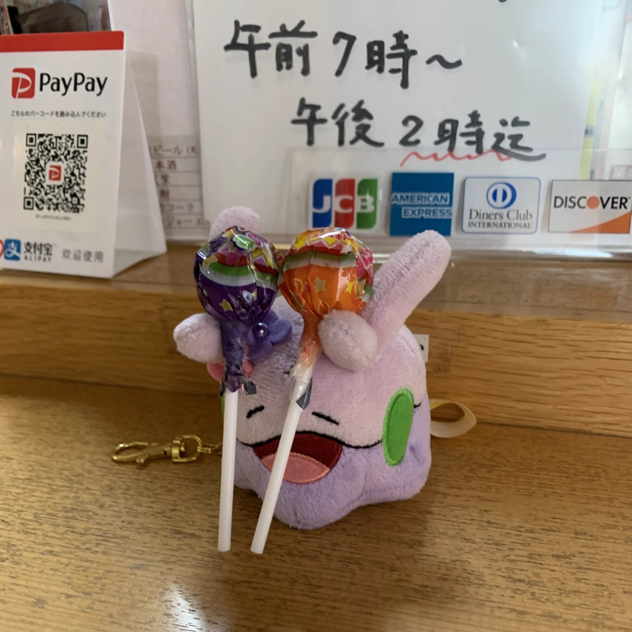 なんか素敵な話ｗ。お店で撮影する時使っていた人形。忘れてしまって戻ったら「飴ちゃんであやされてた」