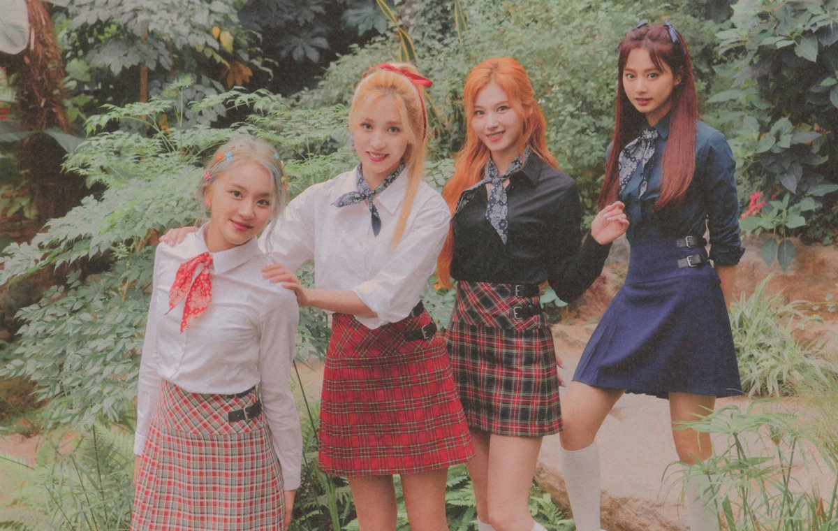 njmsjmdct2's tweet photo. [SCAN] TWICEZINE Vol.2

Sana/Mina/Chaeyoung/Tzuyu
(page 130, 131-1, 131-2)

#사나 #サナ #SANA 
#미나 #ミナ #MINA 
#채영 #チェヨン #CHAEYOUNG #彩瑛 
#쯔위 #ツウィ #TZUYU #จื่อวี #جويو #子瑜 https://t.co/2Eg7Bf75g4