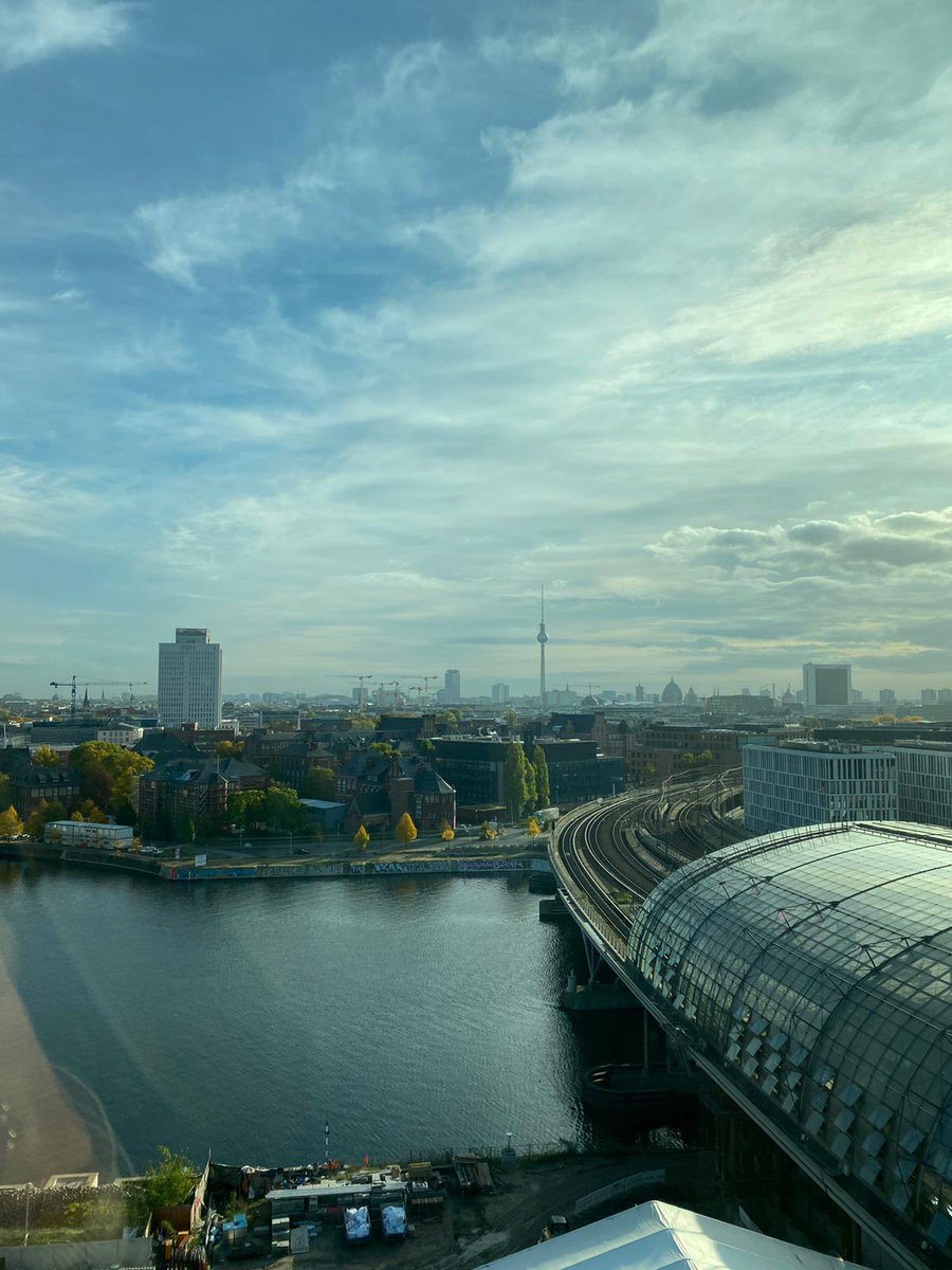 Auf der #beyondwork2020 Konferenz vom @BMBF_Bund drehte sich 2 Tage lang alles um die Arbeitswelt von morgen – wir durften je ein Tagesfazit ziehen. Unsere Köpfe rauchen noch immer. Gesendet haben wir aus einer neuen #Coworking Perle am Berliner Hbf: #everyworks <a href="/SmartCityDB/">Smart City | DB</a> 😍