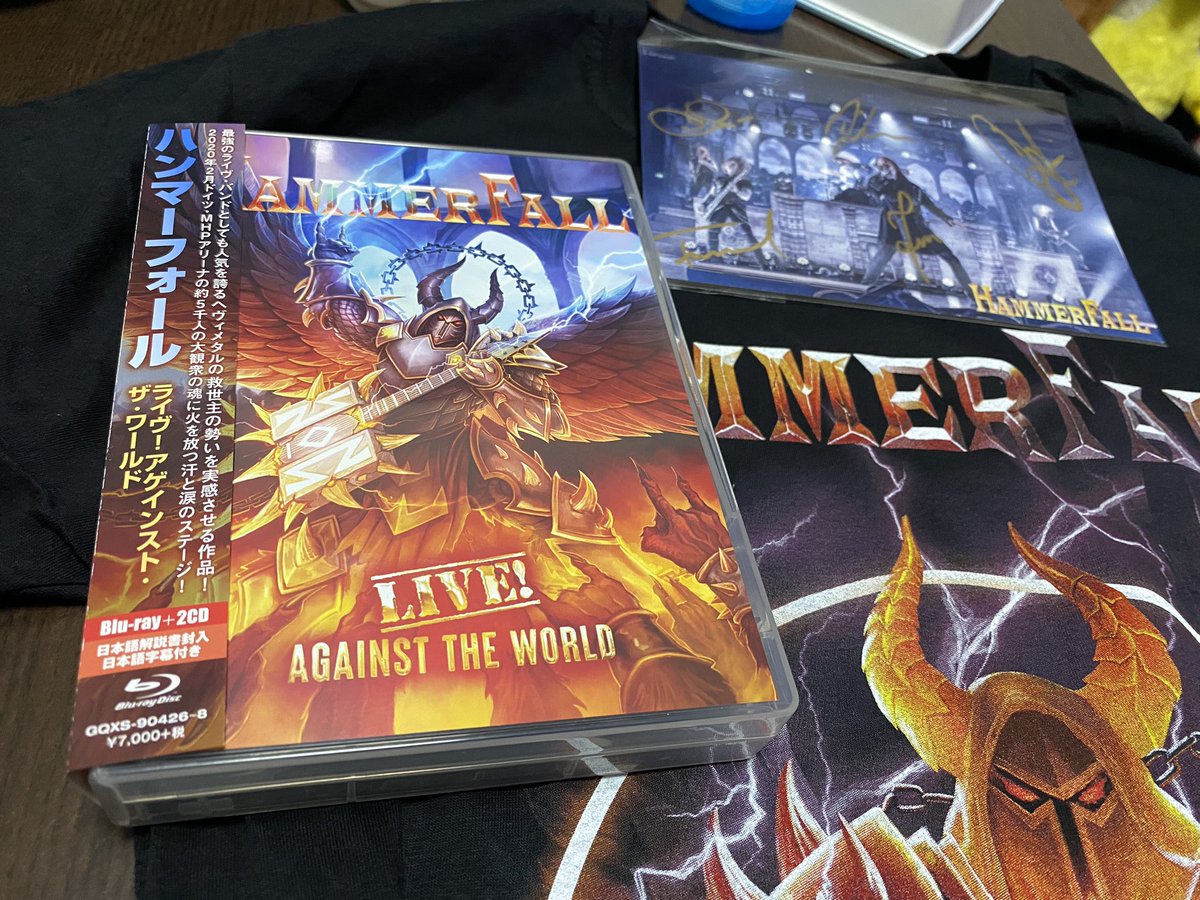 Hammerfall_fan's tweet photo. こちらがワードレコーズ様限定のサイン付きカードとTシャツセットです⚒今Blu-ray見てますが、いやぁ、楽しすぎます😆😆#hammerfall #LiveAgainstTheWorld https://t.co/siOeImq8ga