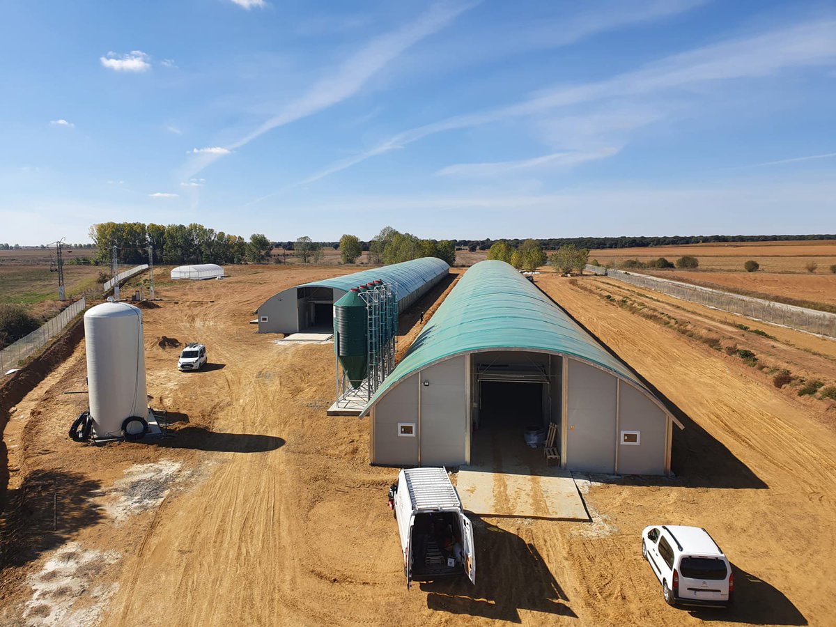 EasyCoveringEsp's tweet photo. 2 #naves #avicolas Easy-Covering de 14 m x 150 m esperando por sus futuros inquilinos los #pollos!! https://t.co/gJb7AzCHw4