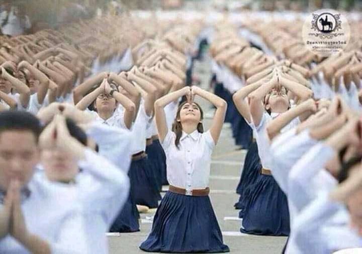 political_drama's tweet photo. น้ำใจน้องพี่สีชมพู ทุกคนไม่รู้ลืมบูชา
พระคุณของแหล่งเรียนมา จุฬาลงกรณ์

ขอทูนขอเทิดพระนามไท พระคุณแนบไว้นิรันดร
ขอองค์พระเอื้ออาทร หลั่งพรคุ้มครอง

นิสิตพร้อมห��้า สัญญาประคอง
ความดีทุกอย่างต่างปอง ผยองพระเกียรติเกริกไกร......

#บารมีพระมากพ้นรําพัน #น้อมรําลึกปิยมหาราช https://t.co/PrVuewn1RE