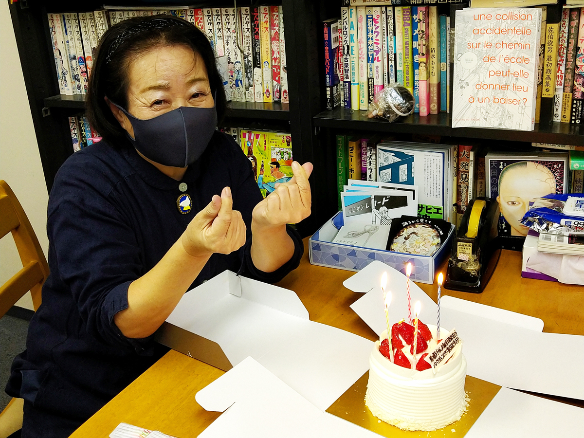 تويتر 青林工藝舎 على تويتر 本日夕方 デザイナーの永井ミキジさんが手塚の一日早いバースデーケーキを持ってご来社 雨の中ありがとうございます 還暦祝い から恒例になったこのサプライズ バースデーケーキ メッセージプレートに今年は何て書いてあるのか楽しみ