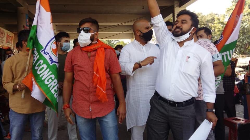 reasilinks's tweet photo. Reasi : Youth Congress's Reasi activists protested against the government for restoration of 4G and statehood status in Jammu and Kashmir as soon as possible.

#Reasi #Reasilinks https://t.co/l3BIWy2Ihy